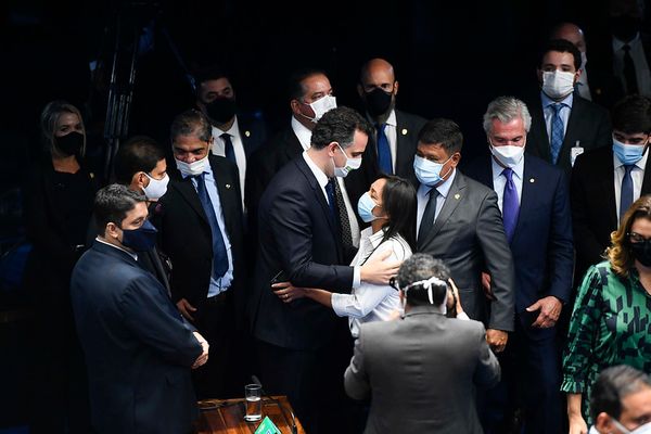 Senadores se abraçam durante a sessão por Marcos Oliveira