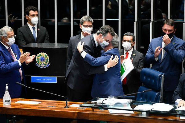 Senadores se abraçam durante a sessão por Marcos Oliveira