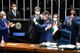 Senadores se abraçam durante a sessão(Marcos Oliveira)