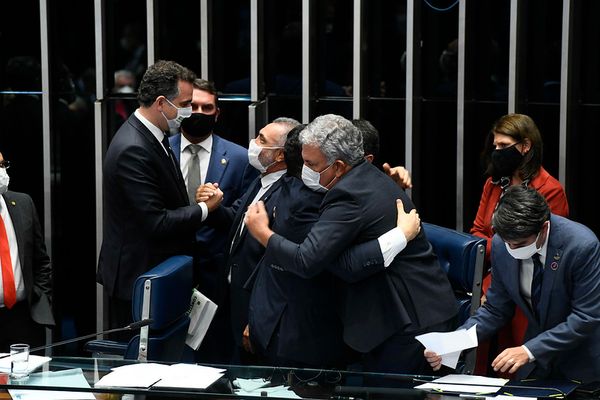 Senadores se abraçam e apertam as mãos por Marcos Oliveira