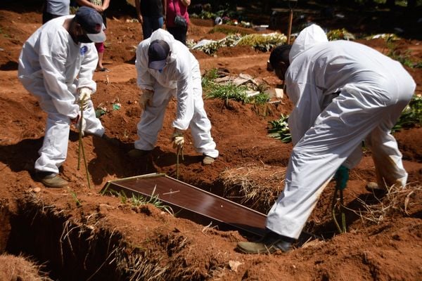 Vítimas de Covid-19 são enterradas no Cemitério Vila Formosa em São Paulo (SP), que teve um aumento de enterros por conta da doença