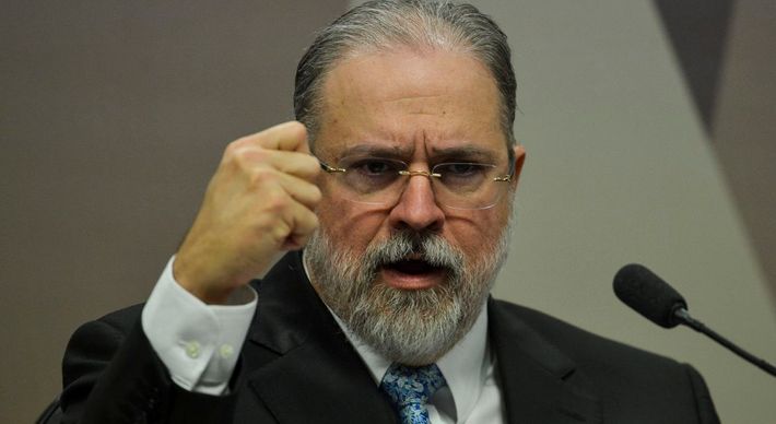 O magistrado avalia pedido da OAB (Ordem dos Advogados do Brasil) para que os recursos das operações sejam destinados à compra de vacinas contra a Covid-19