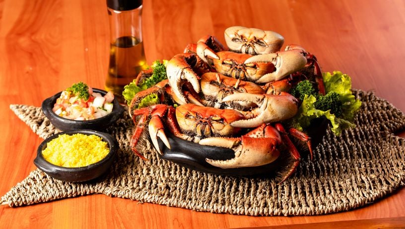 Caranguejos servidos com farofa e vinagrete no restaurante Ilha do Caranguejo