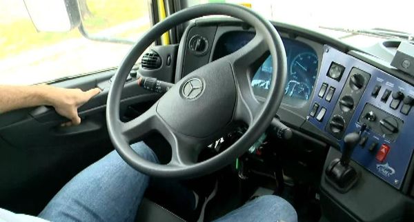 Caminhão é controlado por robô, sem auxílio de motorista