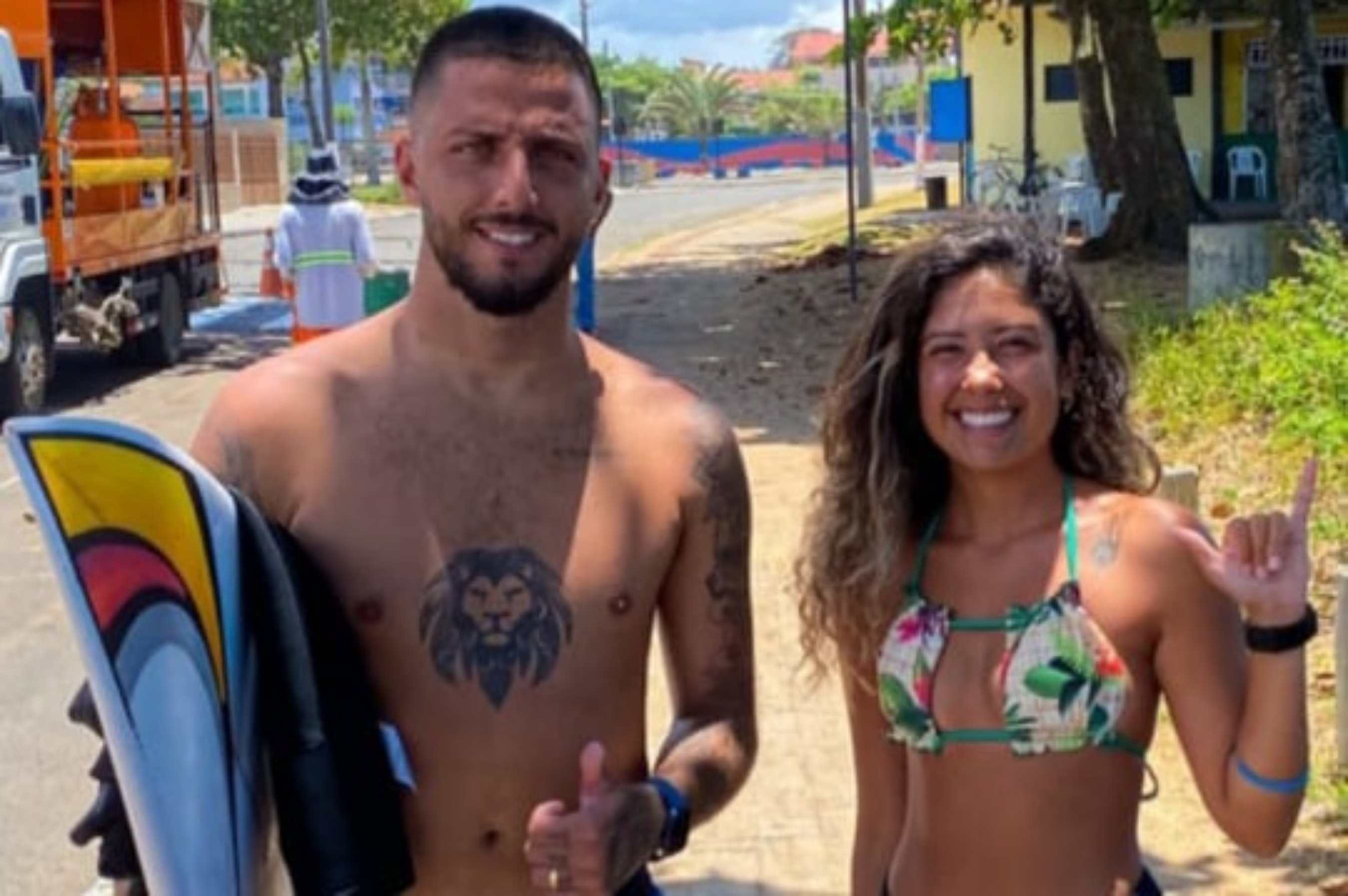 Surfista Filipe Toledo assume namoro com modelo carioca e