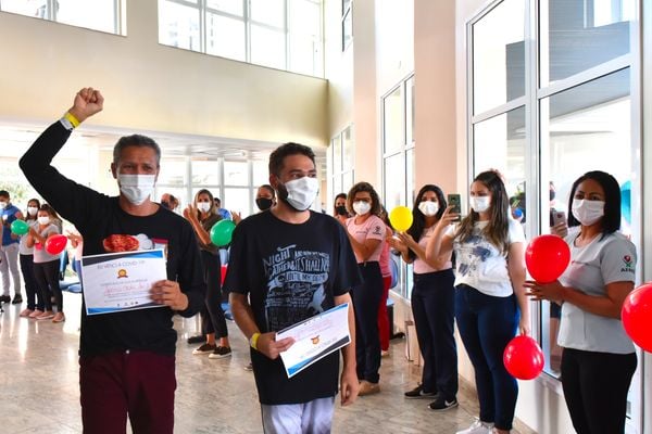 Alta de dois pacientes de Manaus que tiveram Covid-19 e estavam internados no Hospital Jayme Santos Neves 