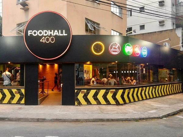 Fachada do espaço gastronômico FoodHall 400, em Vitória