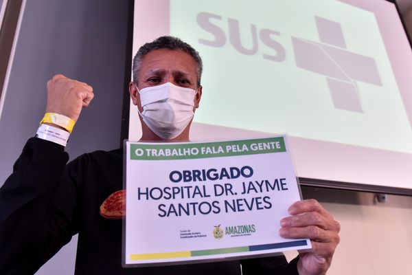 Alta de dois pacientes de Manaus que tiveram Covid-19 e estavam internados no Hospital Jayme Santos Neves 