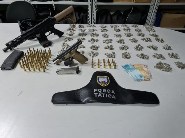 Polícia apreendeu um fuzil, munições e drogas no Bairro da Penha, em Vitória