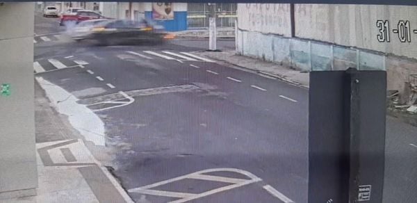 Vídeo mostra momento do acidente entre dois carros em um cruzamento no bairro Fátima, em São Mateus