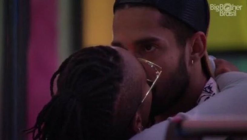 BBB 21: Karol Conká insiste em dar selinho em Arcrebiano