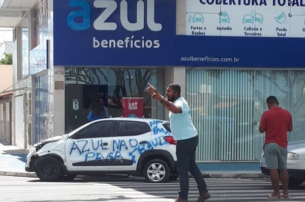 Após ter pagamento negado, dono faz protesto na porta da seguradora em Linhares