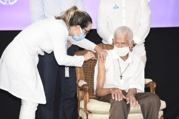 Cirilo Santana, 90 anos, é vacinado no ES por Carlos Alberto Silva