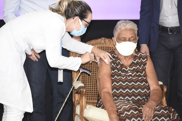 Delmira Rosa da Silva Almeida, 91 anos, recebe a 1ª dose da vacina no Espírito Santo
