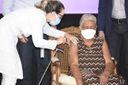 Delmira Rosa da Silva Almeida, 91 anos, recebe a 1ª dose da vacina no Espírito Santo(Carlos Alberto Silva)