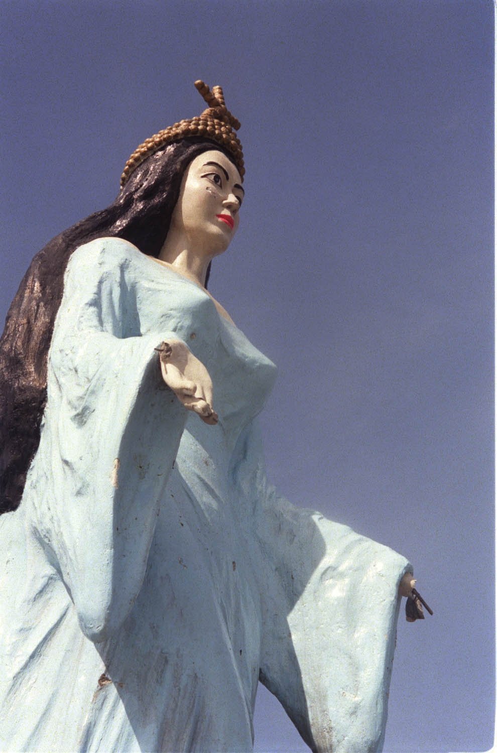 Estátua de Iemanjá, na Praia de Camburi,  precisando de restauração. Data: 11/06/2004. Foto: Fábio Vicentini. Neg.: 63.895.grv