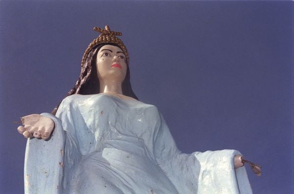 2004 - Estátua de Iemanjá, na Praia de Camburi,  precisando de restauração.  por Fábio Vicentini/Arquivo A Gazeta