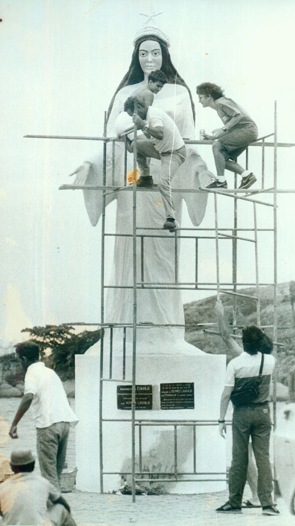 1990 - Vitória - ES - Reforma na estátua de Iemanjá, no píer de Camburi  por Nestor Muller/Arquivo A Gazeta
