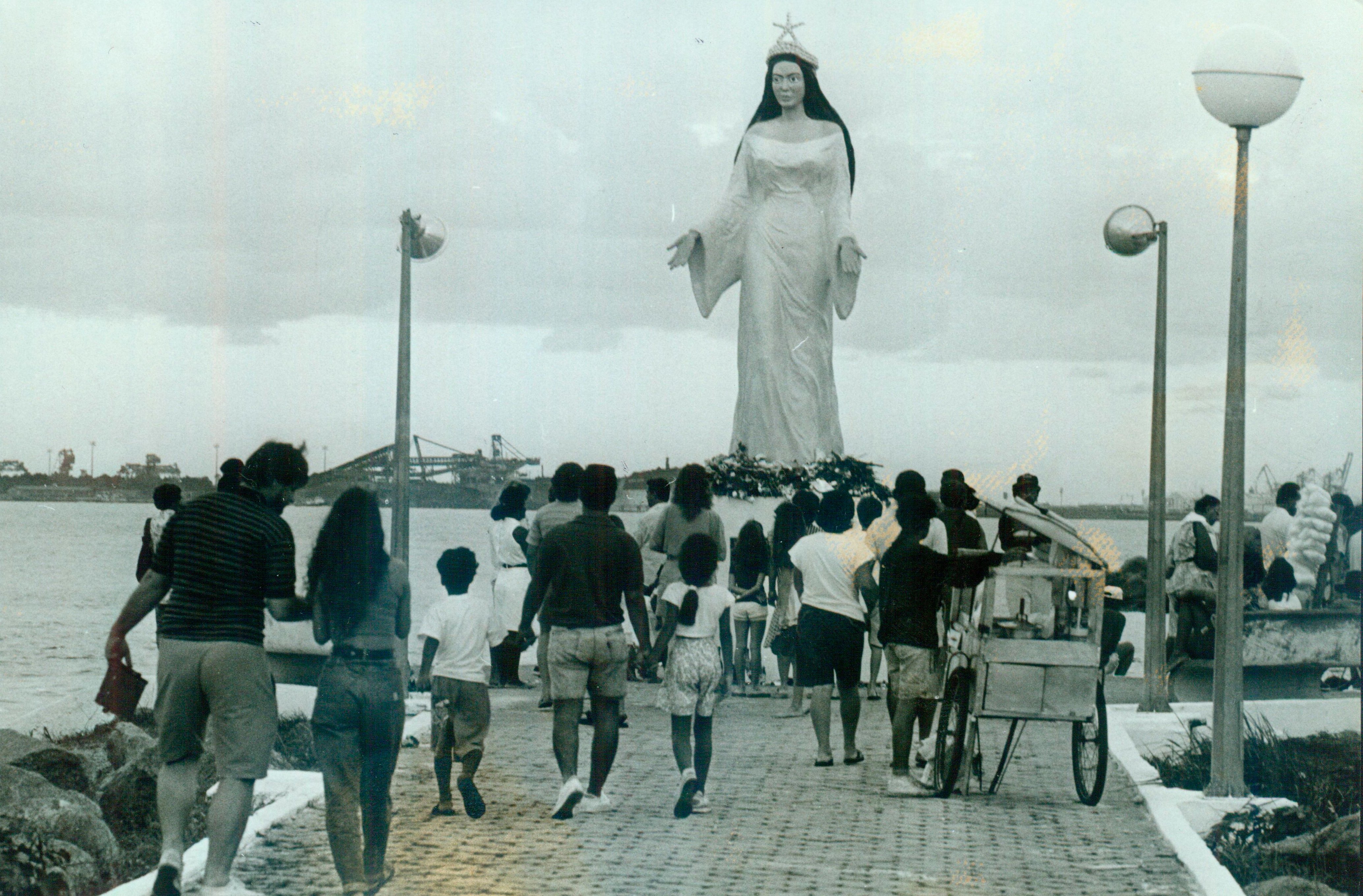 Data: 01/01/1991 - Pessoas visitando a estátua de Iemanjá, na Praia de Camburi - Editoria: CEDOC - Foto: - GZ