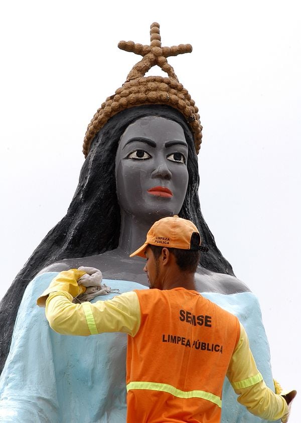 2010 - ES - Vitória - Funcionários da Prefeitura Municipal de Vitória (PMV), limpando a estátua de Iemanjá por Marcos Fernandez/Arquivo A Gazeta