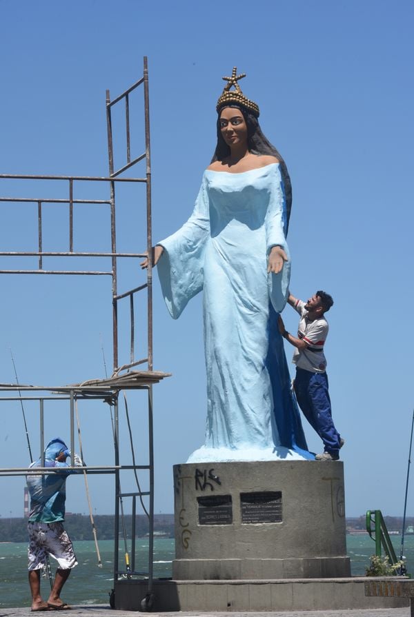 2017 - ES - Vitória - O pintor Tarcisio Assis de Oliveira, 45 anos, trabalha desde 2014 na recuperação da estátua de Iemanjá na Praia de Camburi  por Carlos Alberto Silva