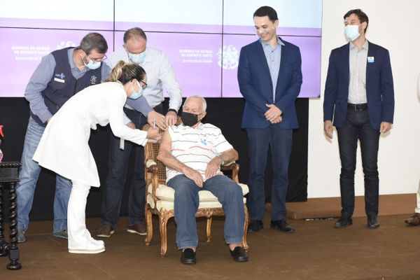 Francisco de Paula Neto, 90 anos, é vacinado no ES por Carlos Alberto Silva