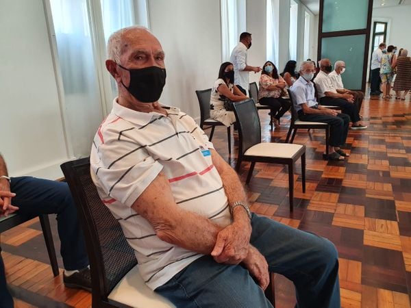 Francisco de Paula Neto, de 90 anos, será imunizado por Carlos Alberto Silva
