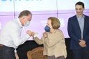 Hilda Cabas comemora vacinação com o governador Renato Casagrande(Carlos Alberto Silva)