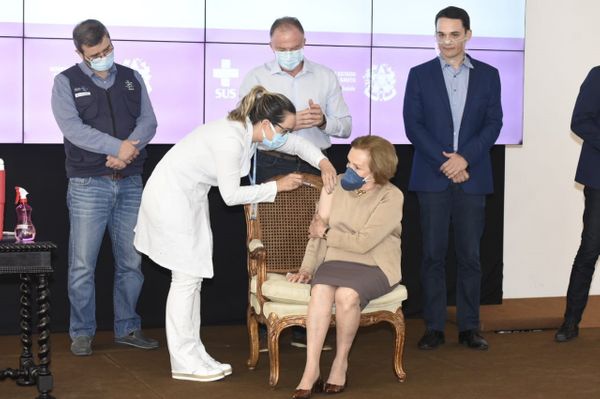 Hilda Cabas, de 93 anos, recebe a 1ª dose da vacina no ES