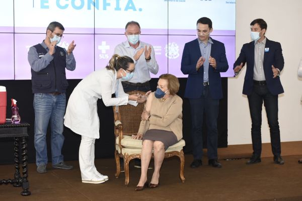 Hilda Cabas, de 92 anos, recebe a 1ª dose da vacina no ES por Carlos Alberto Silva