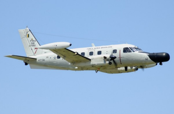 Navio-patrulha e aeronaves estão sendo utilizados nas buscas por Divulgação / Marinha do Brasil