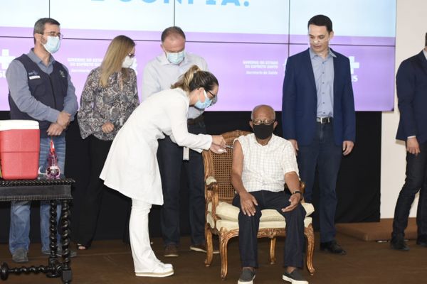 Nelson de Oliveira Santos,  90 anos, recebe a 1ª dose contra a Covid-19 por Carlos Alberto Silva
