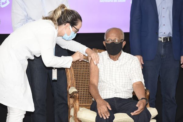 Nelson de Oliveira Santos,  90 anos, recebe a 1ª dose contra a Covid-19 por Carlos Alberto Silva