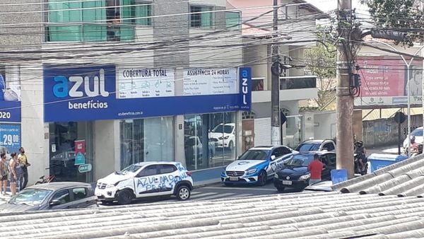 O homem deixou o veículo todo pichado na porta da empresa de seguros.