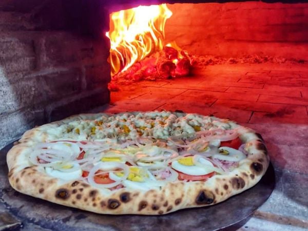 Pizza assada em forno a lenha na pizzaria Bixiga, em Vitória