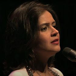 A cantora Maria Eugênia interpretando a canção