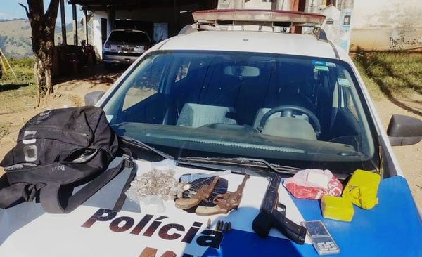 Dois homens que estavam no local, fugiram e não foram localizados