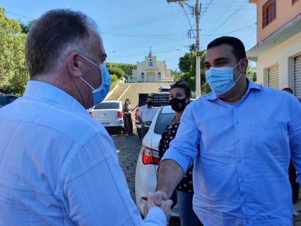 Erick Musso cumprimenta Renato Casagrande em Aracruz (28/01/2021)