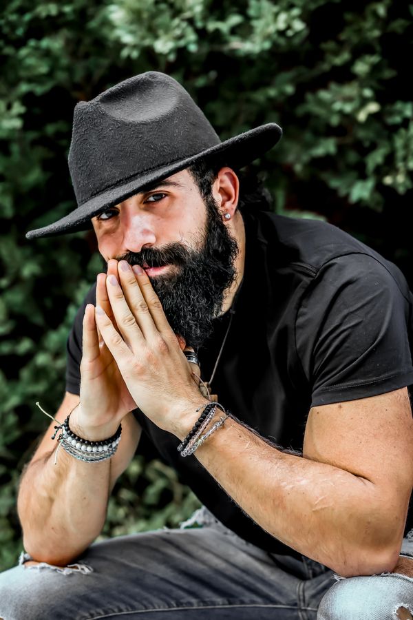 Ex-bbb Kaysar Dadour estreia como cantor de funk com a faixa 