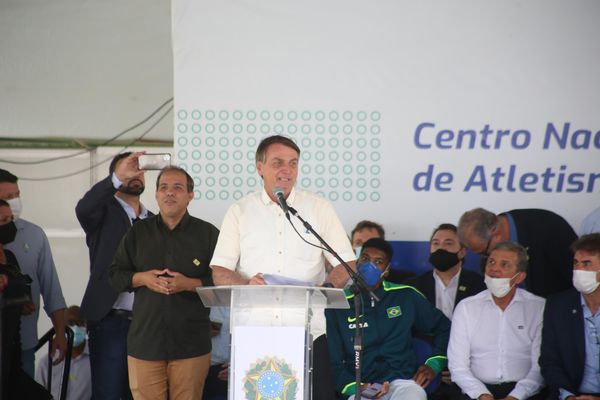 O presidente Jair Bolsonaro participou de cerimônia de inauguração de Centro de Treinamento para Atletas na cidade de Cascavel (PR), nesta quinta-feira (4)