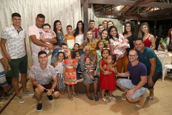 Maria Benedita Carvalho Pereira com os tataranetos