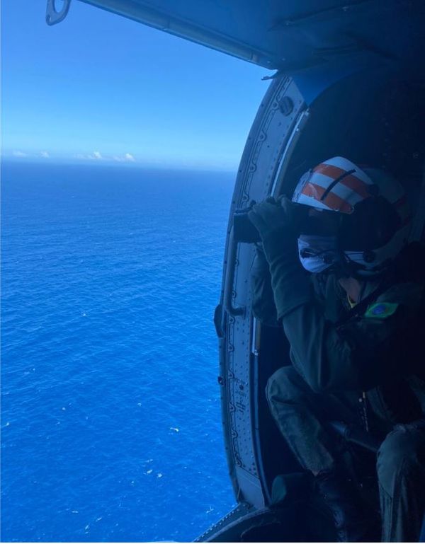 Atividade de busca visual a bordo da aeronave SH-16, da Marinha do Brasil por Divulgação / Marinha