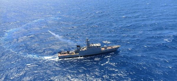 Navio-Patrulha “Macaé” durante operação. A fumaça marca o avistamento realizado pela aeronave enquanto o navio manobra para recolhimento por Divulgação / Marinha