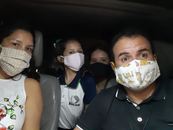 André, Ramimunda e as duas filhas, Gabriela e Marina