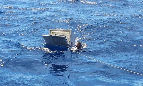 Recolhimento de um freezer supostamente relacionado à embarcação “O Maestro”, pelo mergulhador do navio-patrulha Macaé por Divulgação / Marinha