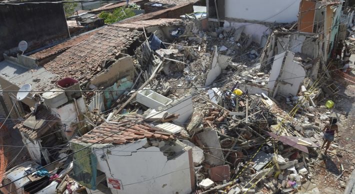 Quatro pessoas morreram e duas ficaram feridas na madrugada deste domingo (7) após uma explosão resultar no desabamento de um imóvel com seis residências, além de uma casa vizinha, no bairro Mãe Luiza, em Natal
