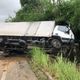 Imagem - Caminhão-baú tomba e interdita parcialmente a BR 259 em João Neiva
