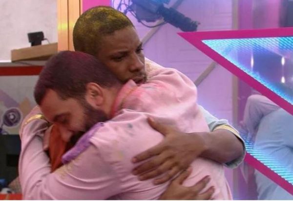 BBB 21: Lucas Penteado e Gilberto se abraçam após beijo na festa