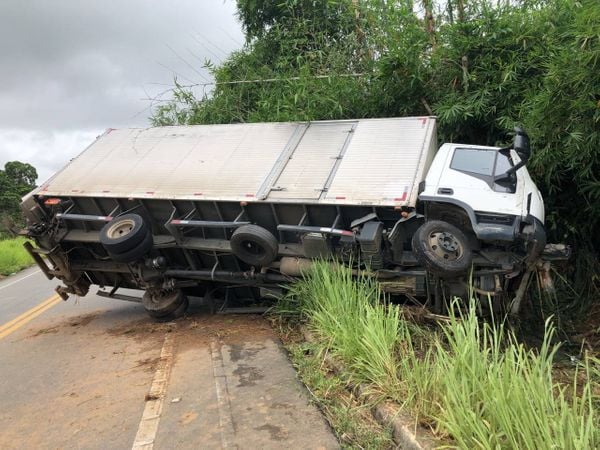 Caminhão baú tomba e interdita parcialmente o km 14,5 da BR-259 em João Neiva