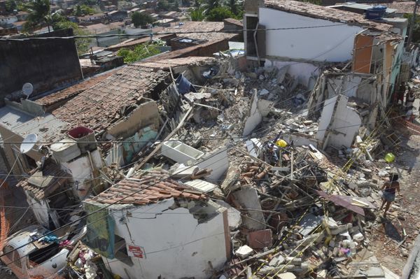 Casas ficam destruídas e 4 pessoas morrem após explosão de botijão de gás no bairro de Mãe Luiza, na zona leste de Natal (RN)